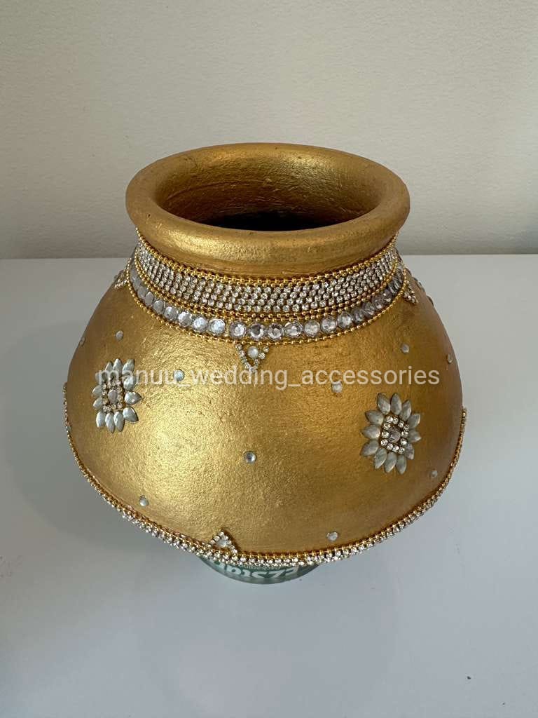 Garika Muntha - Decorated clay pot - Gold & Silver