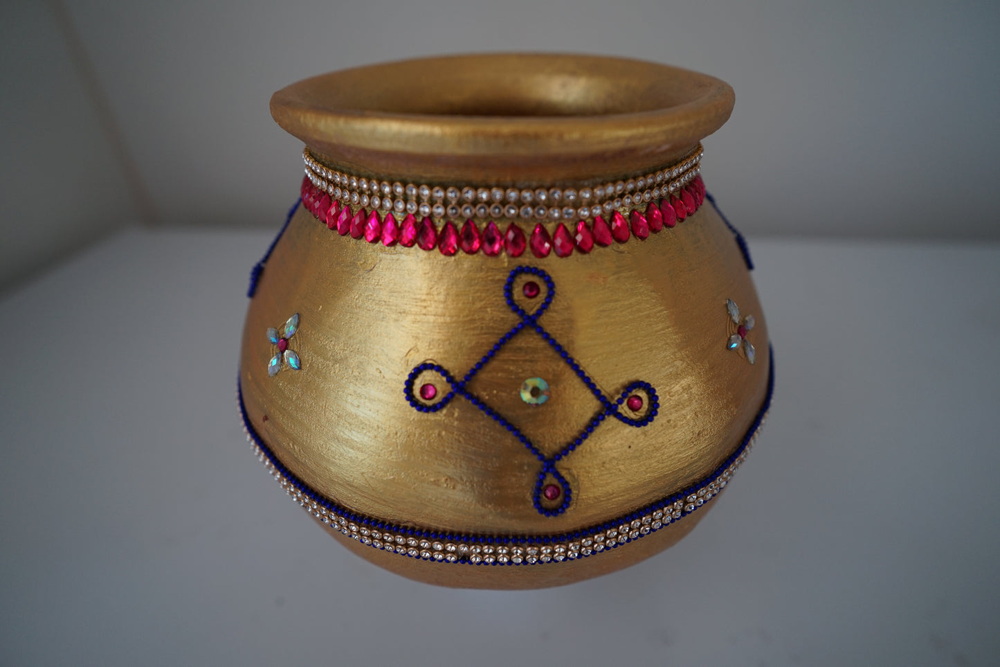 Garika Muntha - Decorated clay pot - Gold Colour