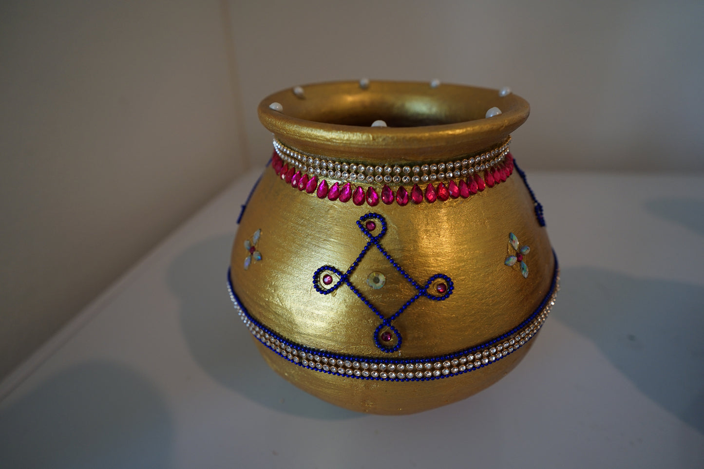 Garika Muntha - Decorated clay pot - Gold Colour